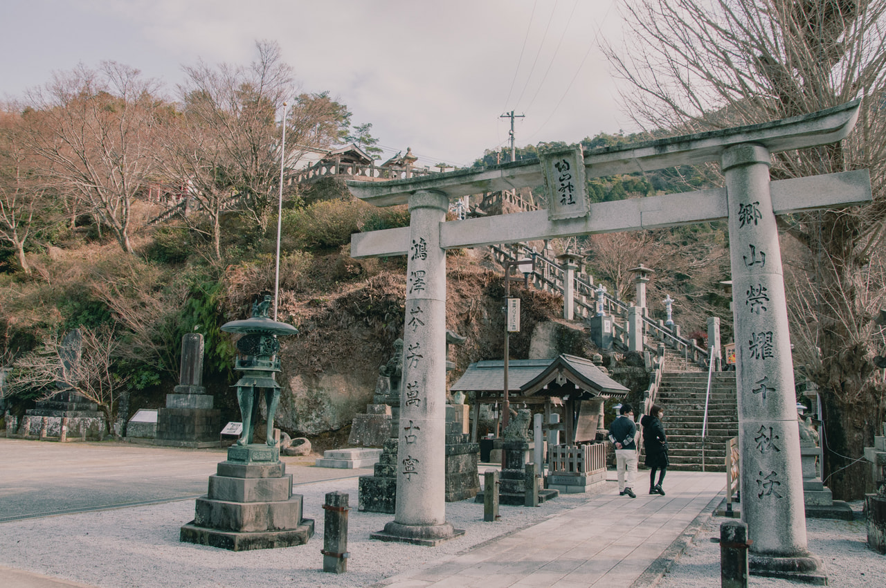 佐賀県西松浦郡有田町大樽に鎮座する陶山神社。左奥に功績が記された「深川君之碑」が見える。