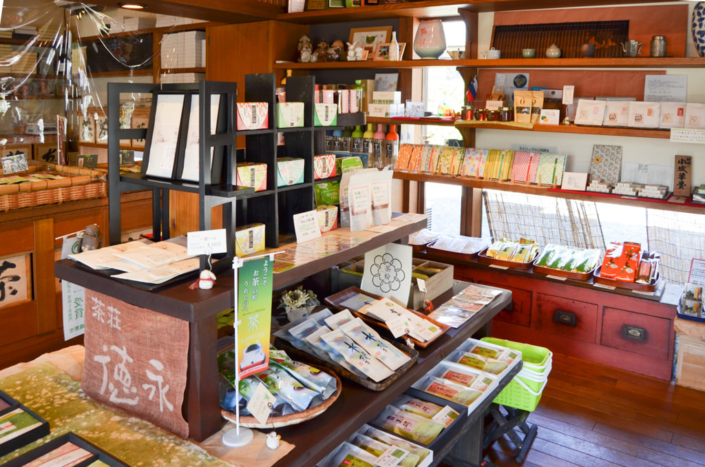 店舗である『茶荘 徳永』の店内