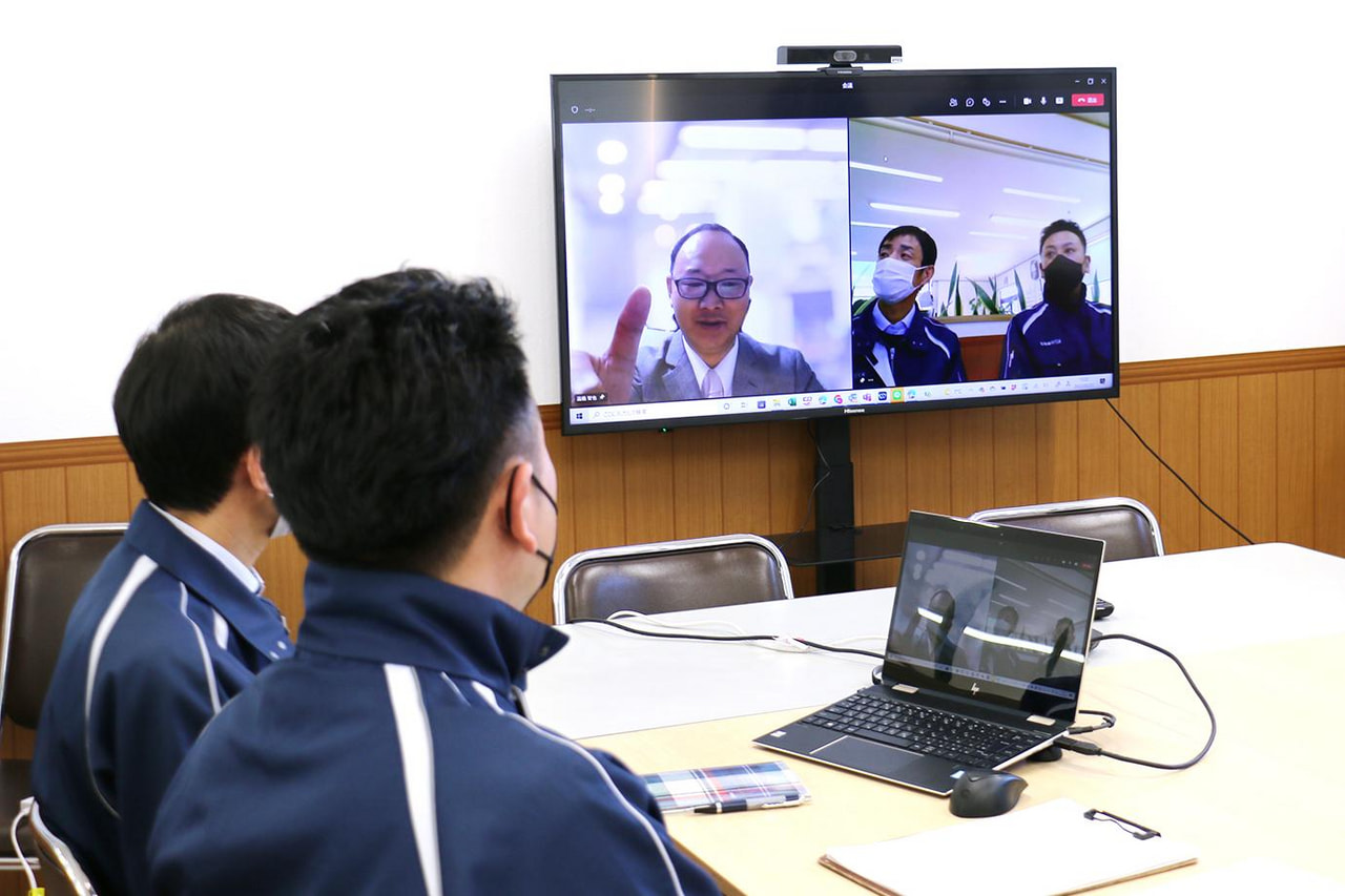 モニターの左側に映るのがDXコンサルタントの高橋さん。東京からオンラインで参加。画面右側はKITSラインの前田部長と永井センター長。