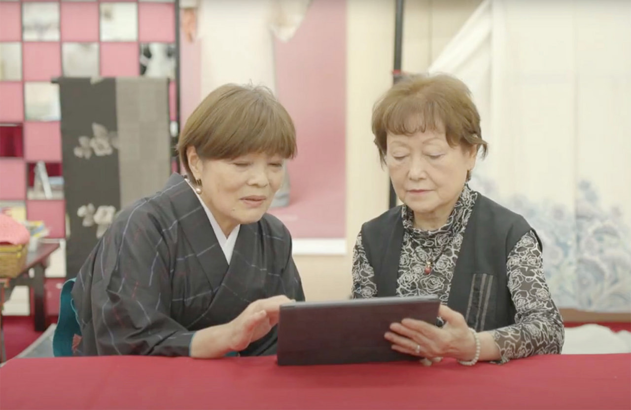 タブレットをのぞき込む鈴花のベテラン職員さん